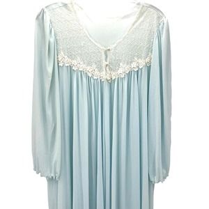 Vintage Flowy women’s robe pearl buttons
